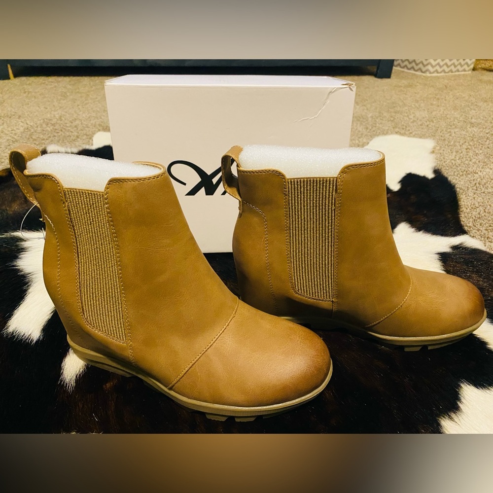 Athlefit wedge boots size 8. Brand New!
